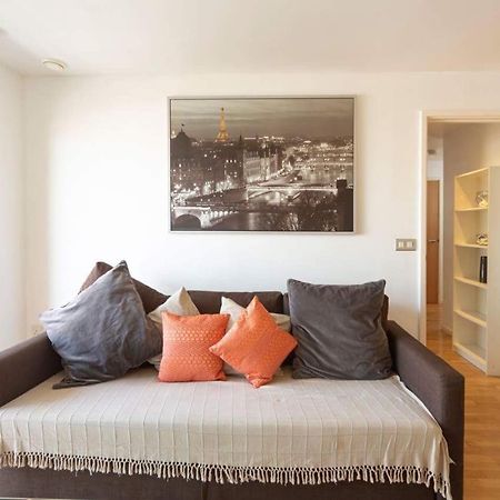 Room With Private Bathroom In A Modern Two Bedroom Two Bathroom Flat ロンドン エクステリア 写真