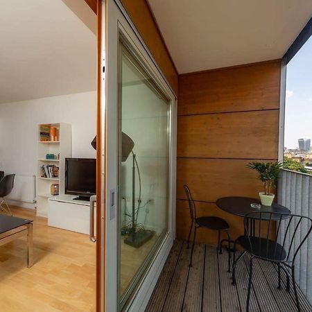 Room With Private Bathroom In A Modern Two Bedroom Two Bathroom Flat ロンドン エクステリア 写真
