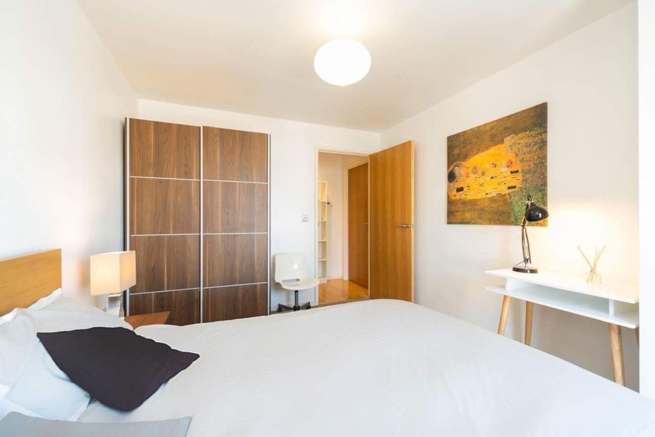 Room With Private Bathroom In A Modern Two Bedroom Two Bathroom Flat ロンドン エクステリア 写真