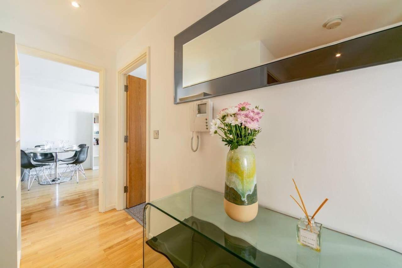 Room With Private Bathroom In A Modern Two Bedroom Two Bathroom Flat ロンドン エクステリア 写真