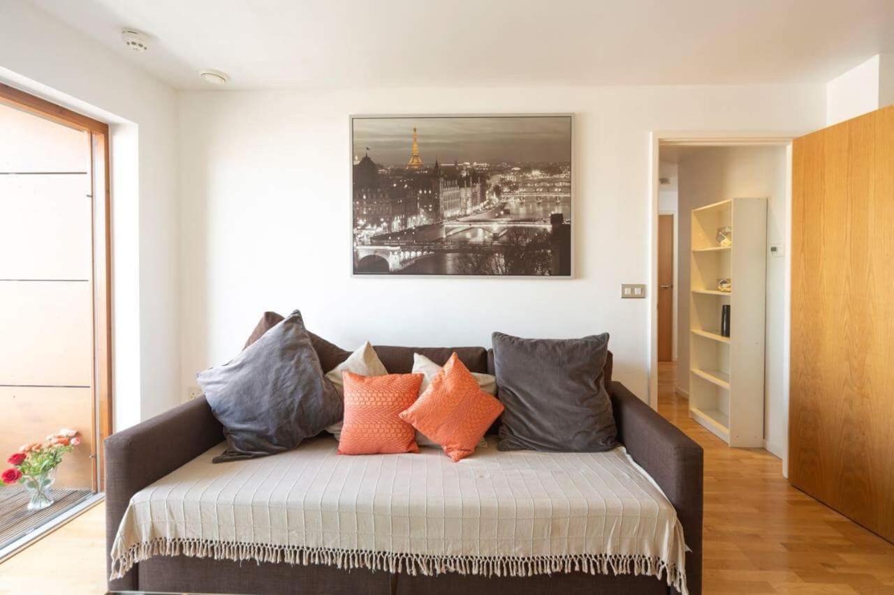 Room With Private Bathroom In A Modern Two Bedroom Two Bathroom Flat ロンドン エクステリア 写真
