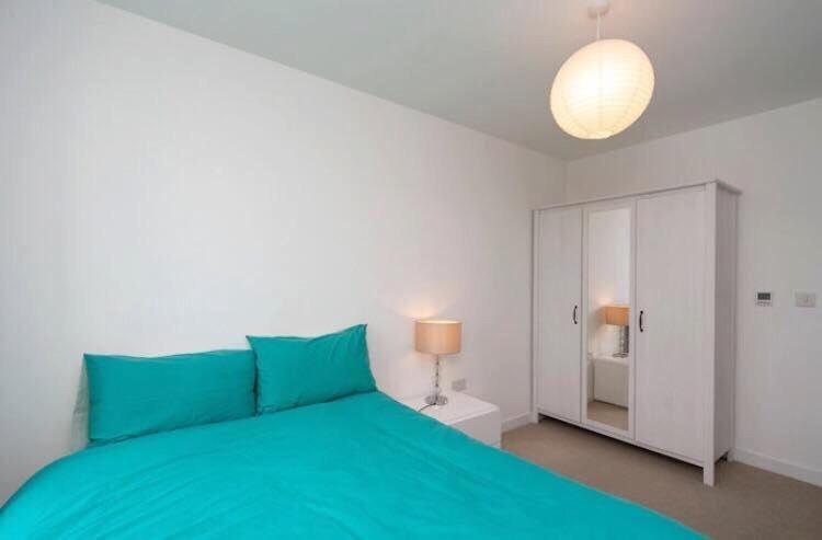 Room With Private Bathroom In A Modern Two Bedroom Two Bathroom Flat ロンドン エクステリア 写真