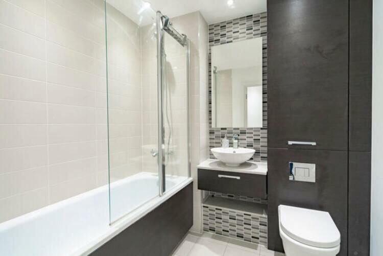 Room With Private Bathroom In A Modern Two Bedroom Two Bathroom Flat ロンドン エクステリア 写真